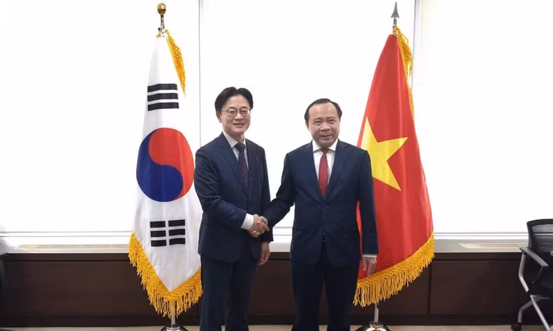El ministro de Ciencia y Tecnología de Vietnam, Vu Hai Quan, y el ministro surcoreano de Comercio, Industria y Recursos, Jung Kwan. (Foto: Ministerio de Ciencia y Tecnología)