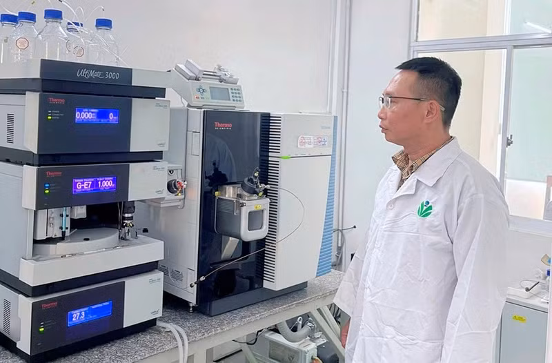 La evaluación de la calidad de los productos agrícolas mediante inteligencia artificial integra diversos métodos, entre ellos el análisis fisicoquímico. (Foto: Nhan Dan)