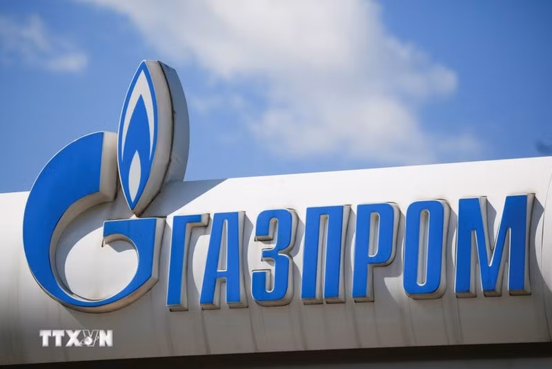 Logotipo del gigante energético ruso Gazprom en una gasolinera de Moscú, Rusia. (Foto: Xinhua/VNA)