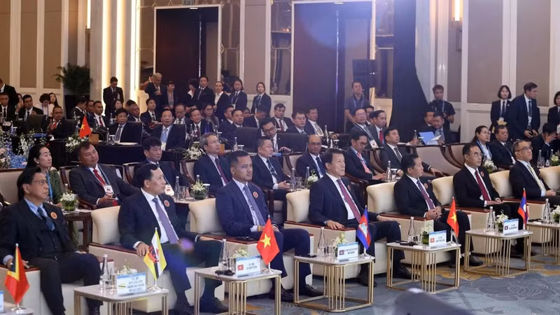 El ministro de Seguridad Pública de Vietnam, general Luong Tam Quang, y delegados en el evento. (Foto: cand.vn)