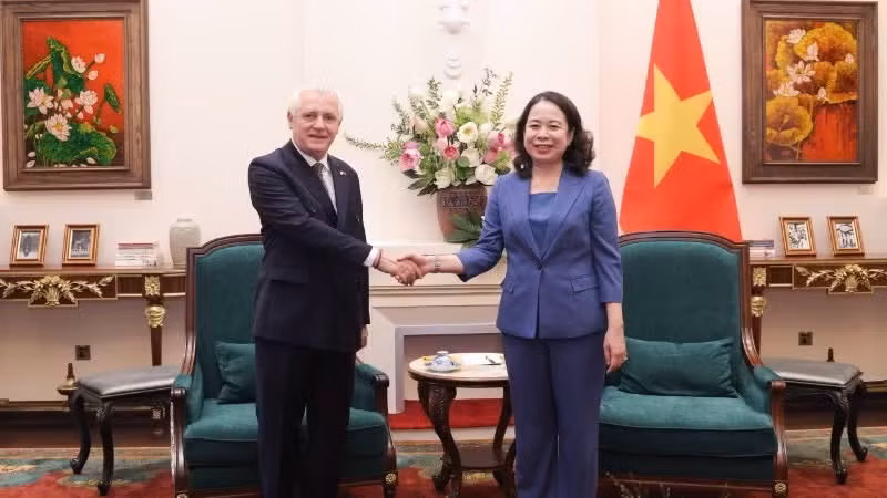 La vicepresidenta de Vietnam, Vo Thi Anh Xuan, recibe al embajador de Argentina en Hanói, Marcos Antonio Bednarski (Foto: Nhan Dan)