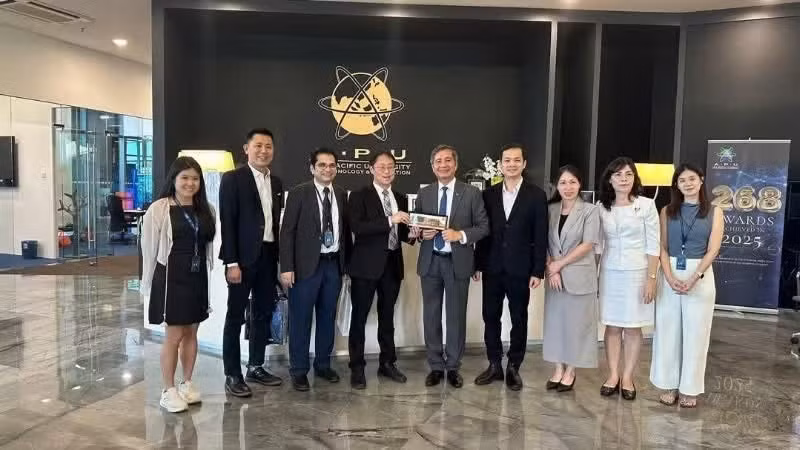 El embajador de Vietnam en Malasia, Dinh Ngoc Linh, (quinto desde la derecha), y los directivos de la Universidad de Tecnología e Innovación de Asia-Pacífico. (Foto: Nhan dan)