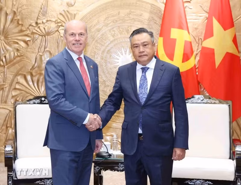 El miembro del Buró Político, secretario del Comité Central del Partido Comunista de Vietnam y jefe de su Comisión de Control Disciplinario, Tran Sy Thanh, y el embajador de Canadá en Vietnam, Jim Nickel. (Foto: VNA)