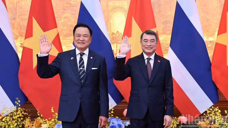 El primer ministro de Tailandia, Anutin Charnvirakul, y su homólogo vietnamita, Le Minh Hung. (Foto: Nhan Dan)