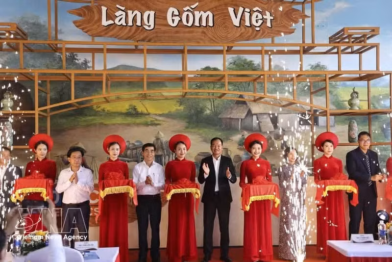 Inauguración de la fase de pruebas (soft opening) del proyecto “Lang Gom Viet” (Foto: VNA)