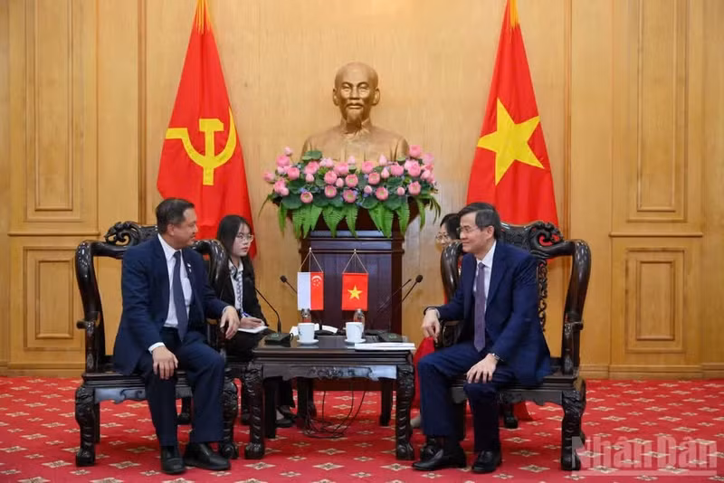 El miembro del Buró Político del Comité Central del Partido Comunista de Vietnam y director de la Academia Nacional de Política Ho Chi Minh, Doan Minh Huan, y Lee Hong Chuang, miembro del Parlamento por el Partido de Acción Popular de Singapur, durante su reunión en Hanói el 9 de junio. (Foto: Nhan Dan)