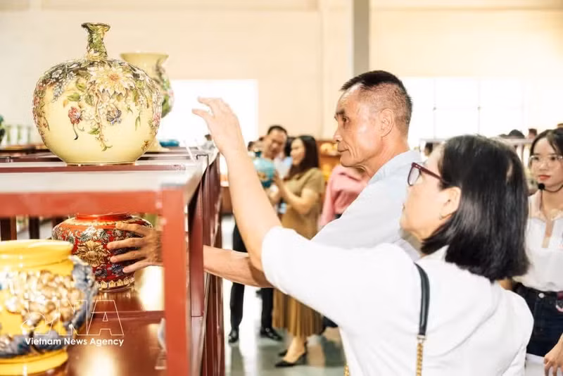 Los visitantes aprecian los productos de la Aldea de la Cerámica Vietnamita (Foto: VNA)