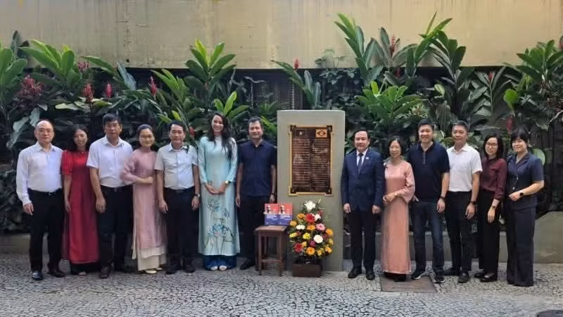 En la ceremonia de colocación de ofrendas florales en el monumento al Presidente Ho Chi Minh en Río de Janeiro. (Foto: Embajada de Vietnam en Brasil)