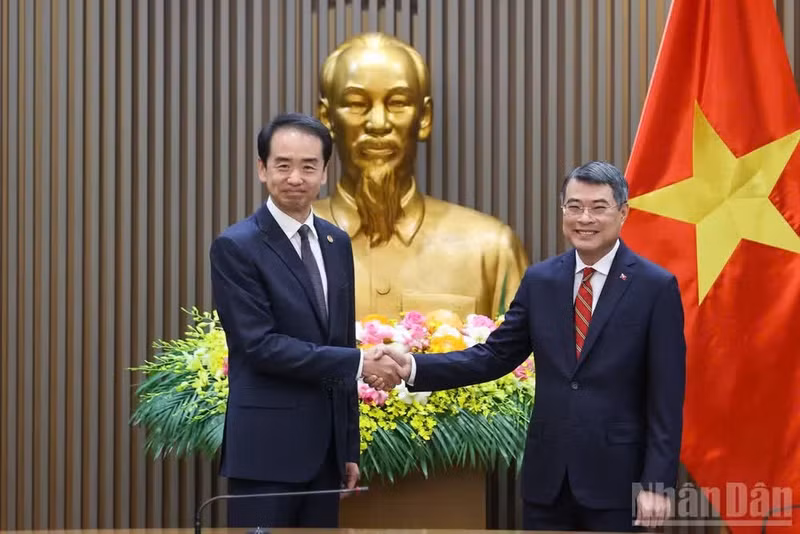 El primer ministro de Vietnam, Le Minh Hung, recibe al embajador de China en Hanói, He Wei. (Foto: Nhan Dan)