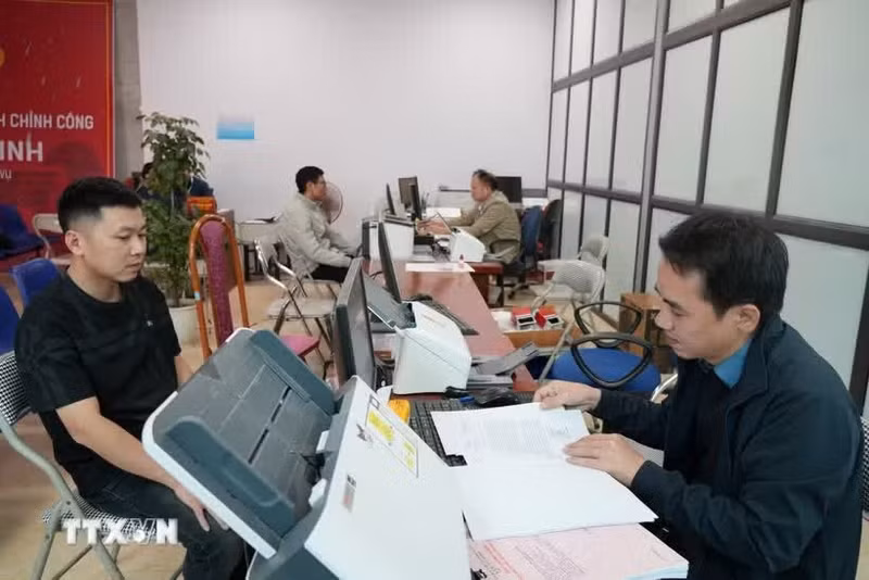 Funcionarios de la comuna de Tan Minh, en Hải Phòng, atienden trámites administrativos de los ciudadanos. (Foto: VNA)