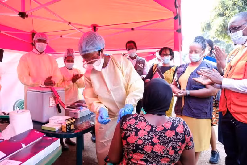 Vacunación contra el riesgo de Ébola en Uganda. (Foto: Xinhua/ VNA)