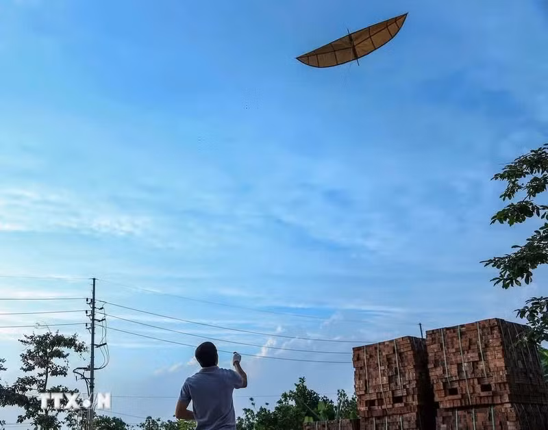 Gracias a la continuidad aportada por jóvenes artesanos como Nguyen Van Quyet, las cometas de Ba Duong Noi siguen llevando hoy el eco cultural de las aldeas rurales del norte de Vietnam hacia nuevos horizontes.