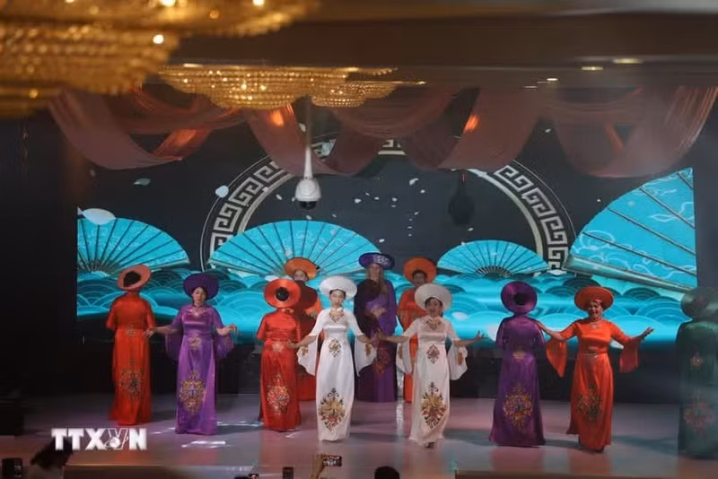 Una actuación de Ao Dai en el evento. (Foto: VNA)