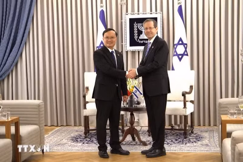 El presidente israelí, Isaac Herzog, recibe al embajador vietnamita en Israel, Nguyen Ky Son. (Foto: VNA)