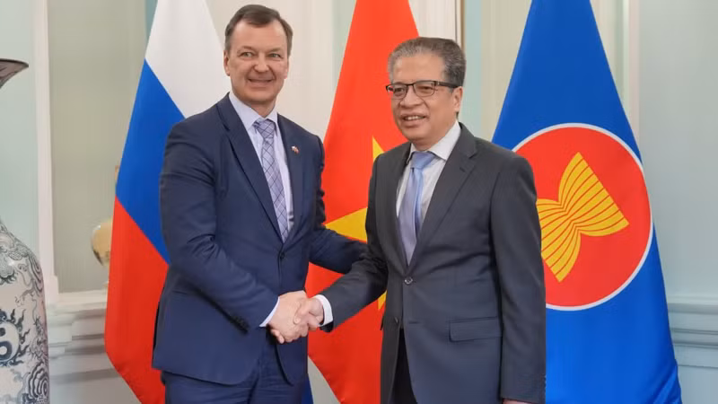 El embajador de Vietnam en Rusia, Dang Minh Khoi, recibe a Andrey Yatskin, primer vicepresidente del Consejo de la Federación (Cámara Alta) de la Asamblea Federal de Rusia. (Foto: Nhan Dan)