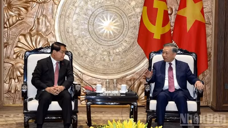 El secretario general del Partido Comunista y presidente de Vietnam, To Lam, recibe a Athsaphangthong Siphandone, miembro del Comité Central del Partido Popular Revolucionario de Laos, secretario del Comité partidista y presidente del Consejo Popular de Vientián. (Foto: Nhan Dan)