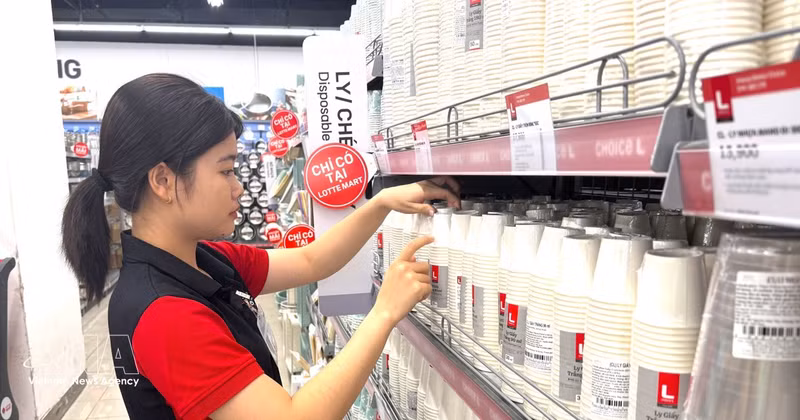 Lotte Mart Vietnam distribuye actualmente alrededor de 900 productos de marca propia fabricados en Vietnam bajo el estricto control de calidad de la cadena minorista. (Foto: VNA)