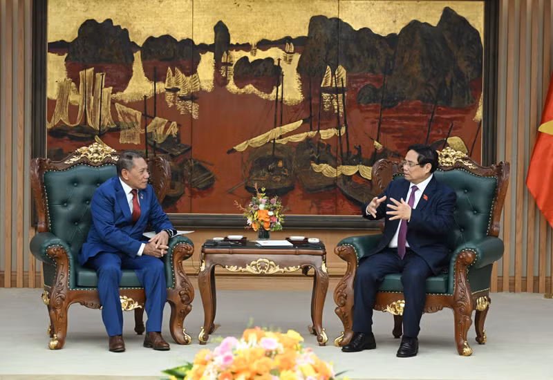 El primer ministro de Vietnam, Pham Minh Chinh, y el ministro de Asuntos Exteriores y Comercio Exterior de las Islas Salomón, Peter Shanel Agovaka. (Foto: Nhan Dan)