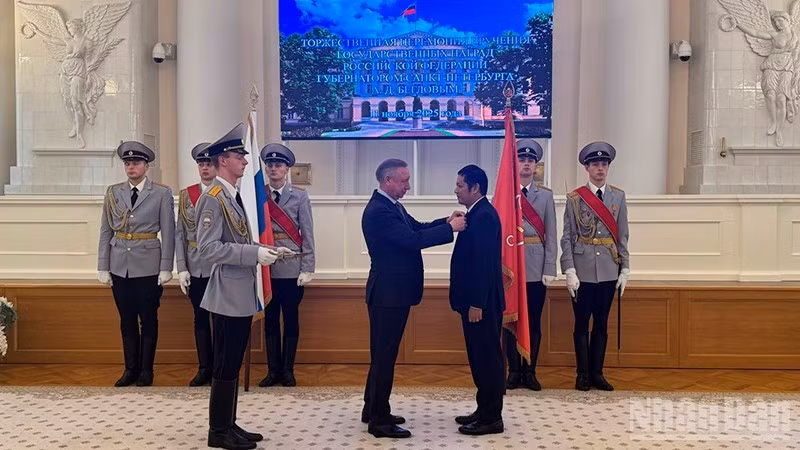 El gobernador de San Petersburgo, Alexander Beglov, entrega a Nguyen Quoc Hung la condecoración noble de la ciudad. (Foto: Nhan Dan)
