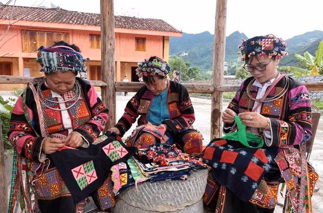 Las mujeres de la minoría étnica Lo Lo bordan hábilmente diseños en trajes tradicionales. (Foto. VNA)