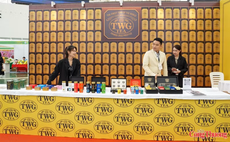 Muchas marcas de té negro reconocidas a nivel mundial concurren a la exposición.