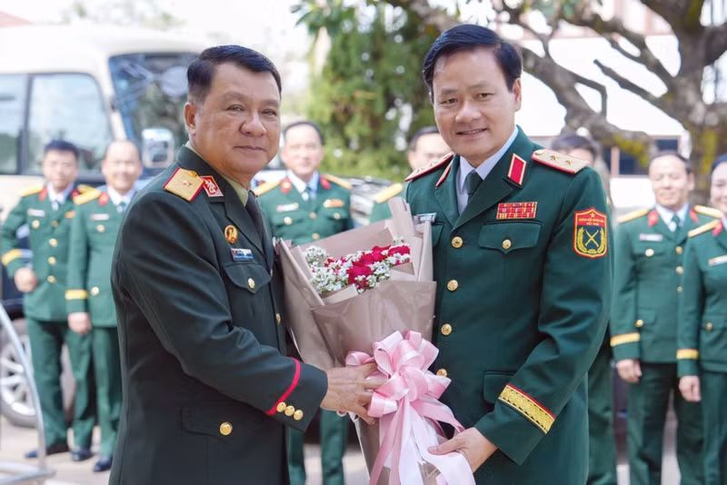 El jefe del Departamento de Educación Política del Ejército Popular de Vietnam (EPV), general de división Nguyen Van Duc su similar del Ejército Popular de Laos, el brigadier Keosouvanh Phangphilavong. (Foto: VNA)