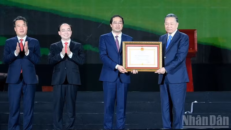 El secretario general del Partido Comunista y presidente de Vietnam, To Lam, entrega al Comité del Partido, al gobierno y al pueblo de la provincia de Thai Nguyen una estatua del Presidente Ho Chi Minh. (Foto: Nhan Dan)