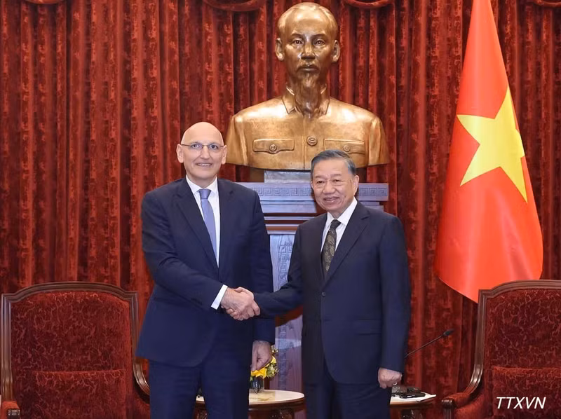 El secretario general del Partido Comunista y presidente de Vietnam, To Lam, recibe a Elchin Amirbayov, enviado especial del presidente de Azerbaiyán, Ilkham Aliyev (Foto: VNA)