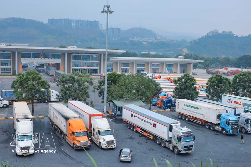 La plataforma digital para pasos fronterizos, que inició sus operaciones piloto en agosto de 2023, emplea tecnología IoT y cámaras con inteligencia artificial para la gestión de vehículos. (Foto: VNA)