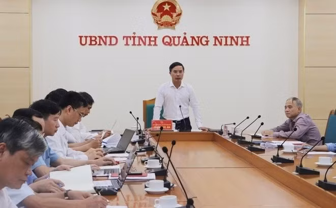 Pham Duc An, presidente del Comité Popular de Quang Ninh, habla en la reunión. (Foto: baoquangninh.vn)