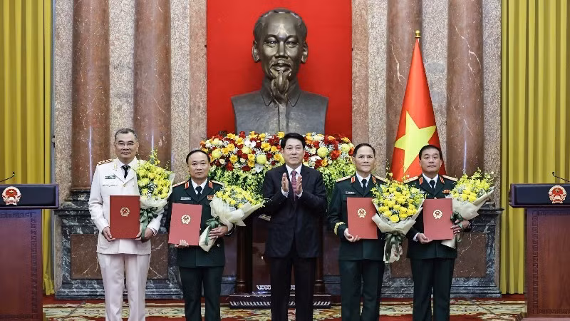 El presidente de Vietnam, Luong Cuong (centro), otorga rango de Coronel General a altos oficiales del Ejército y la Policía. (Foto: VNA)