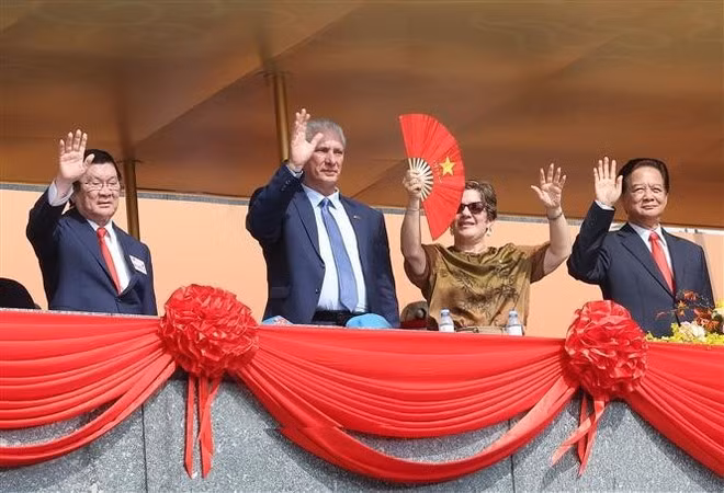 El primer secretario del Comité Central del Partido Comunista y presidente de la República, Miguel Díaz-Canel Bermúdez, y su esposa en las tribunas presenciando el desfile. (Foto: VNA)