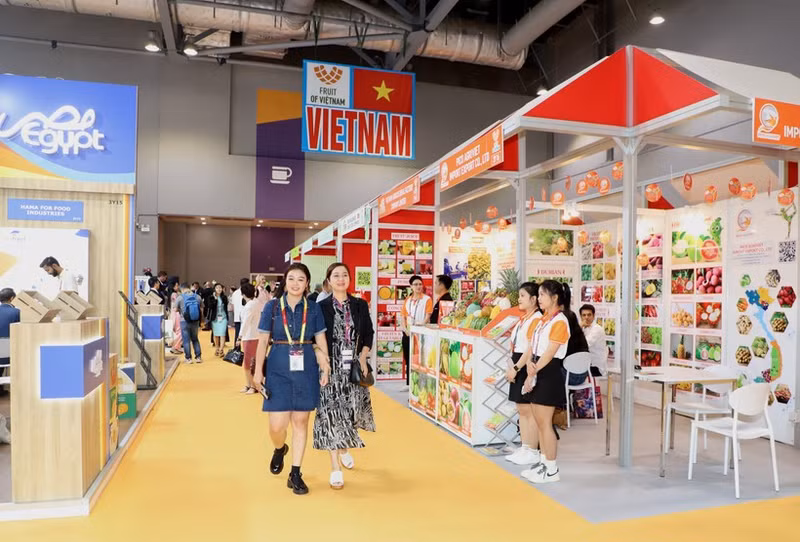 Área de exhibición de las empresas vietnamitas participantes en la feria. (Foto: VNA)