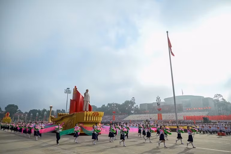 Carro con la estatua del Presidente Ho Chi Minh.