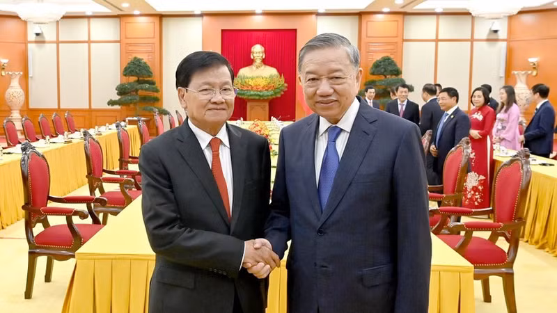 El secretario general del Partido Comunista de Vietnam, To Lam, recibe al secretario general del Partido Popular Revolucionario y presidente de Laos, Thongloun Sisoulith. (Foto: Nhan Dan)