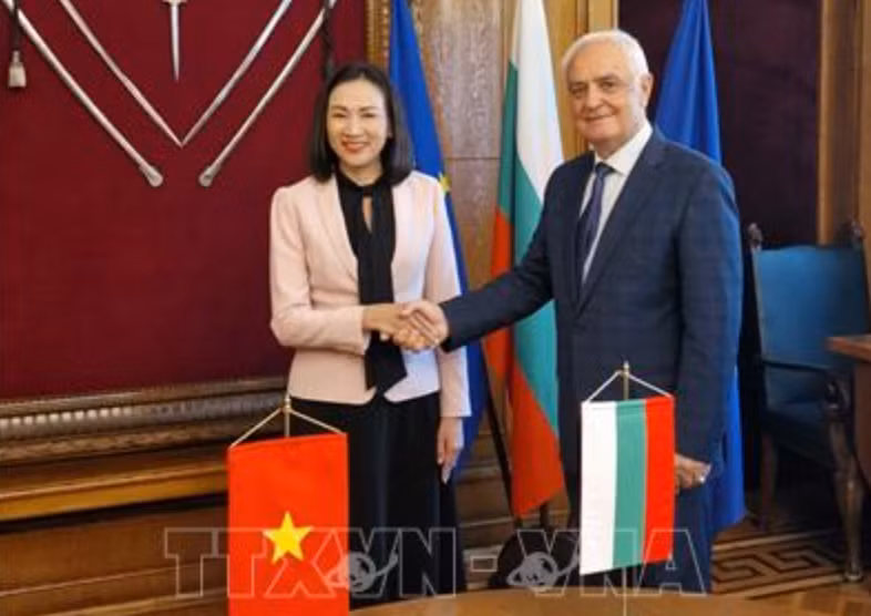 La embajadora vietnamita en Sofía, Nguyen Thi Minh Nguyet, y el ministro de Defensa de Bulgaria, Atanas Zapryanov (Foto: VNA)
