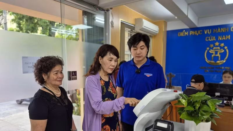 Usan robot con inteligencia artificial para realizar trámites administrativos en el barrio de Cua Nam, Hanói. (Foto: Nhan Dan)