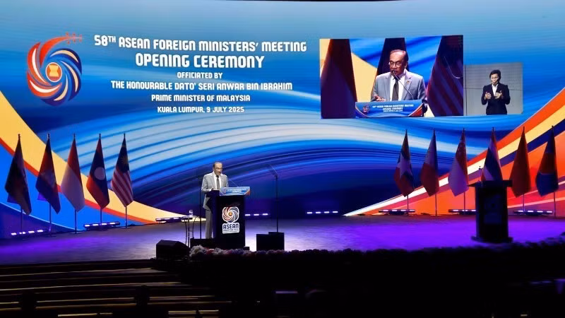 El primer ministro de Malasia, Anwar Ibrahim, habla en la ceremonia inaugural de la 58ª Reunión de Ministros de Relaciones Exteriores de la Asean. (Foto: Ministerio de Relaciones Exteriores de Vietnam)