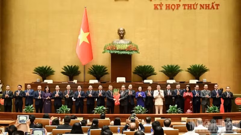 El presidente de la Asamblea Nacional, Tran Thanh Man, entrega flores para felicitar al primer ministro, a los viceprimeros ministros, a los ministros y otros miembros del Gobierno por el mandato 2026-2031. (Foto: Nhan Dan) 