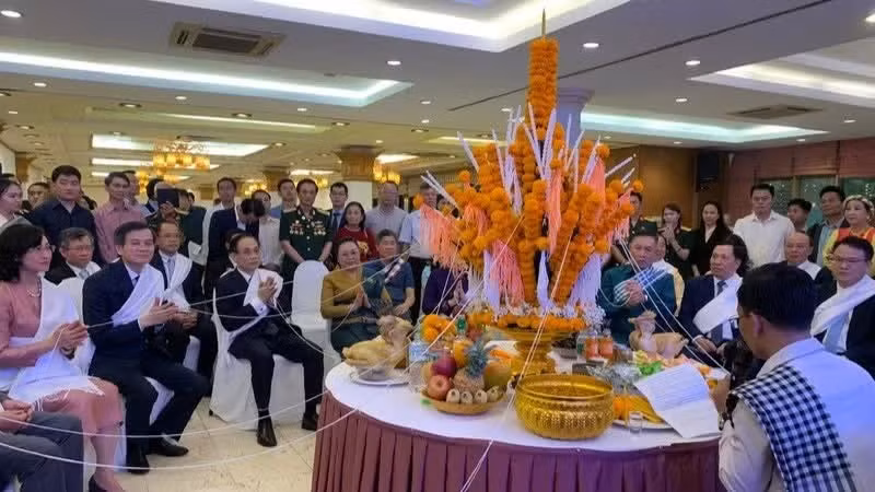 Celebran en Hanoi Bunpimay, fiesta tradicional del Año Nuevo de Laos (Foto: Nhan Dan)
