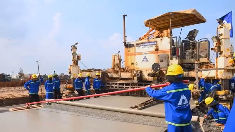 Vietnam acelera desembolso de inversión pública para impulsar crecimiento económico. (Foto: Nhan Dan)