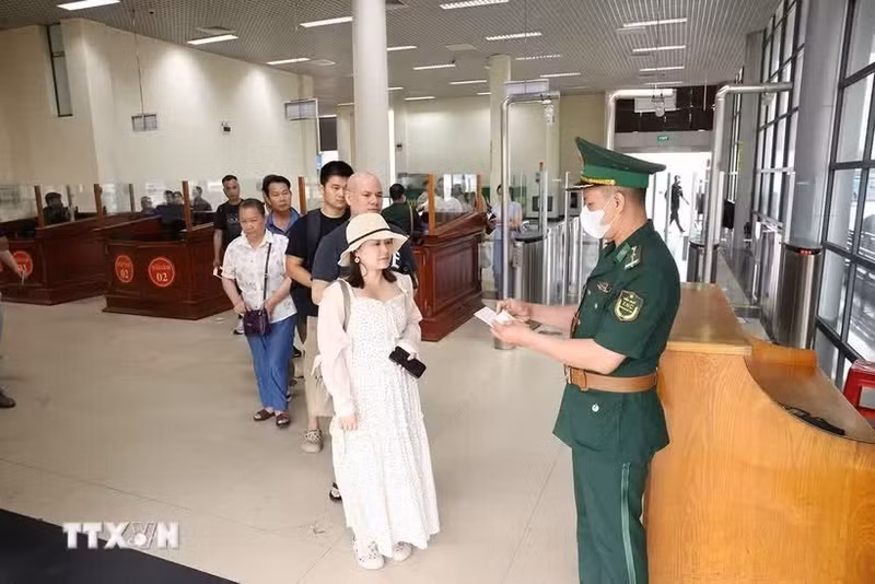 Guardias en el puesto fronterizo internacional de Mong Cai en la provincia de Quang Ninh tramitan procedimientos de salida de pasajeros. (Foto: VNA)