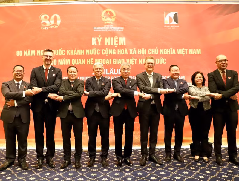 El embajador vietnamita en Alemania, Nguyen Dac Thanh (centro), junto con los invitados en la cita (Foto: VNA)