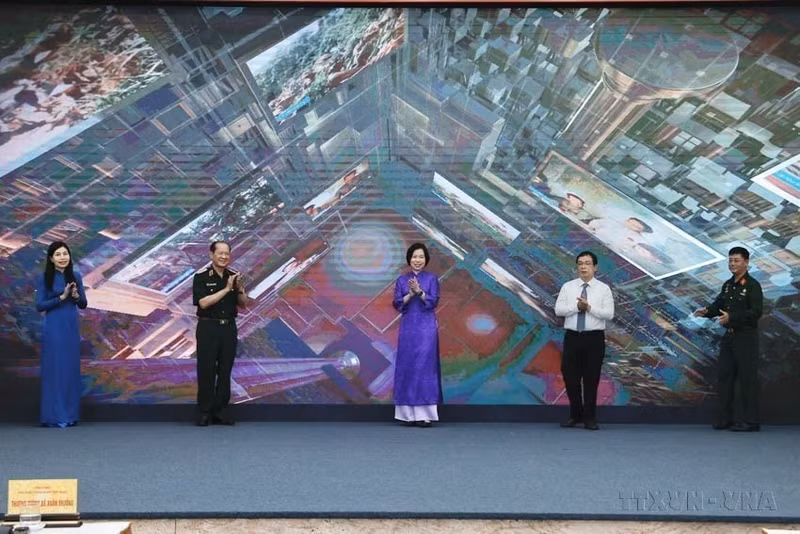 De ser solo un proveedor de noticias y fotos para otros medios, la VNA ha evolucionado hasta convertirse en un complejo mediático moderno con todos los tipos de periodismo, presente en múltiples plataformas. En la foto: la directora general Vu Viet Trang y el coronel general Be Xuan Truong, presidente de la Asociación de Veteranos de Guerra de Vietnam, junto a delegados en la inauguración del sitio web y exhibición en línea “70 años de la Victoria de Dien Bien Phu” (19 de abril de 2024). (Foto: Minh Quyet – VNA)