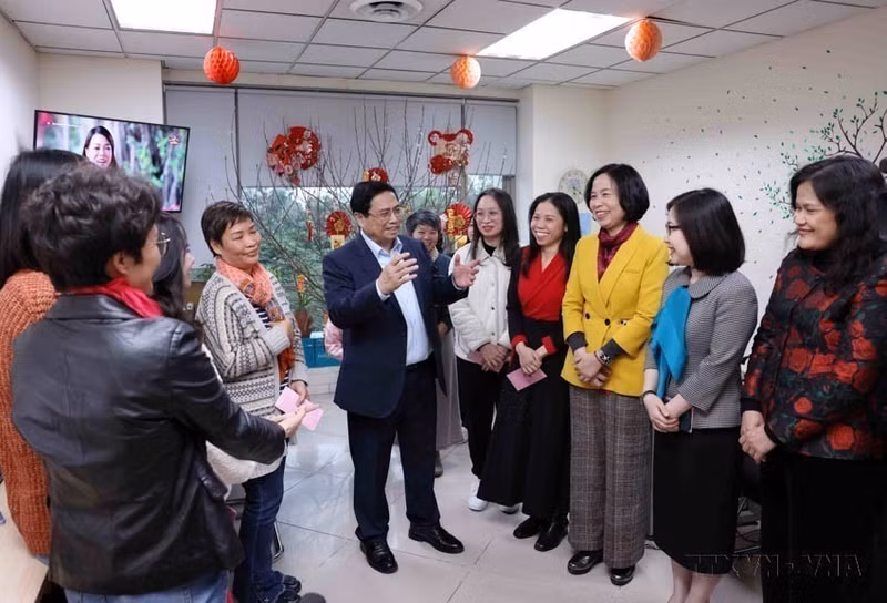 El primer ministro Pham Minh Chinh visita y felicita al personal de la VNA en vísperas del Año Nuevo Lunar, el 9 de febrero de 2024. (Foto: VNA)