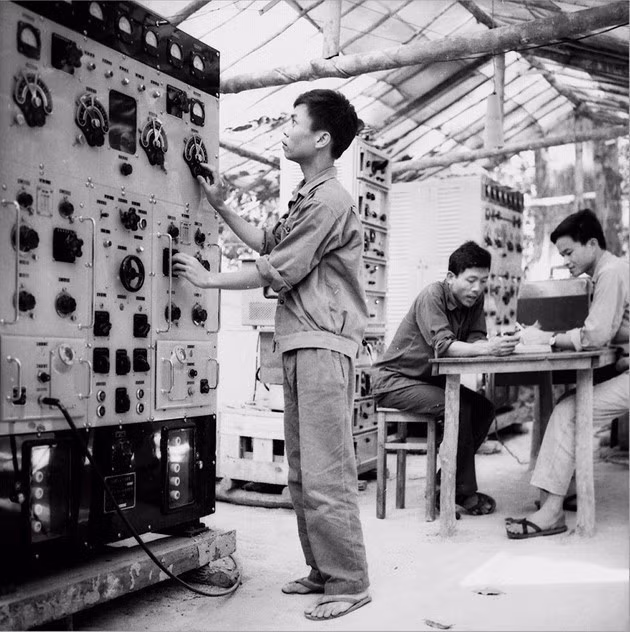 Un técnico de la Agencia Informativa de Liberación (TTXGP) opera un sistema de Teletype. Durante más de 15 años de existencia bajo bombardeos (1960–1975), la TTXGP tuvo que evacuar su sede decenas de veces, pero siempre mantuvo “el flujo vital” de la información. (Foto: Archivo TTXGP)