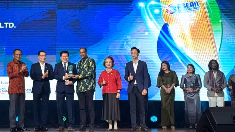 Thai Anh Tuan, director general de Simexco Daklak (el tercero desde la izquierda), recibe el galardón durante la ceremonia de premiación. 