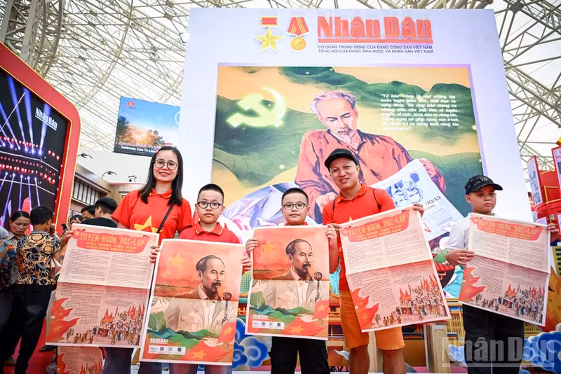 Diario Nhan Dan recibe premio al “Espacio Expositivo Destacado” en la Exposición de Logros Nacionales