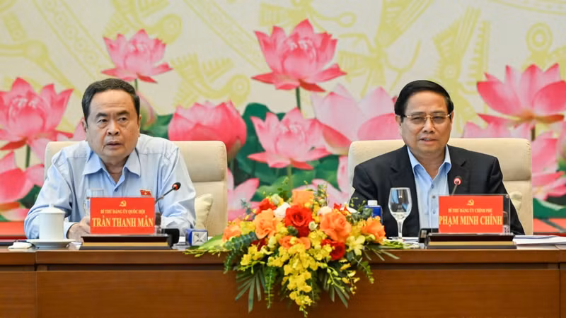 El secretario del Comité partidista del Gobierno y primer ministro, Pham Minh Chinh, y el secretario del Comité partidista y presidente de la Asamblea Nacional, Tran Thanh Man, presiden la reunión. (Foto: Nhan Dan)
