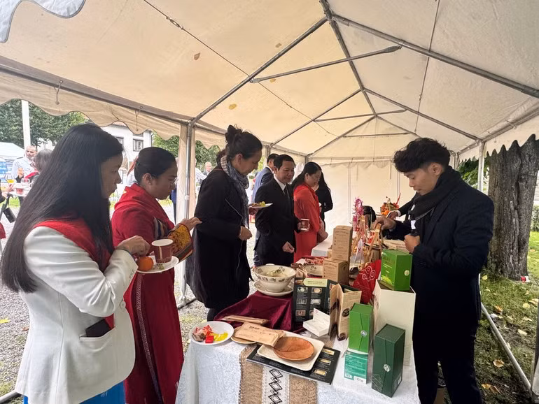 Los invitados disfrutan de los productos OCOP de Vietnam.